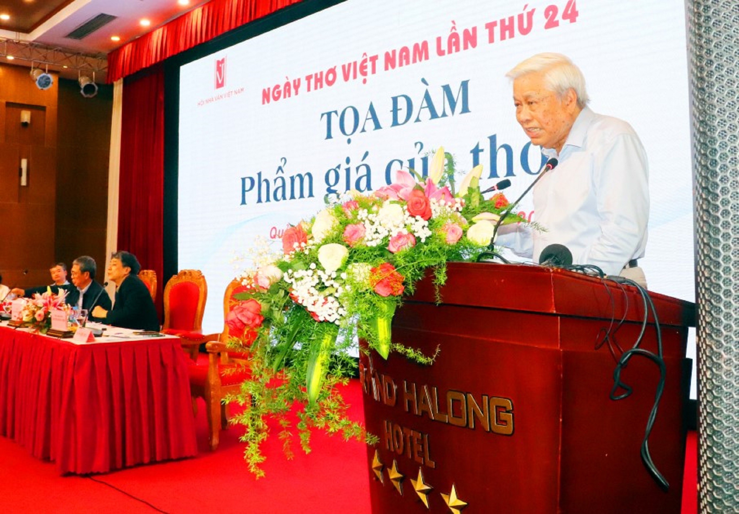 4-nha-tho-vu-quan-phuong-tham-luan-danh-gia-ve-gia-tri-sang-tac-thi-ca-bang-cam-xuc-cua-nha-tho2-1772554046.jpg