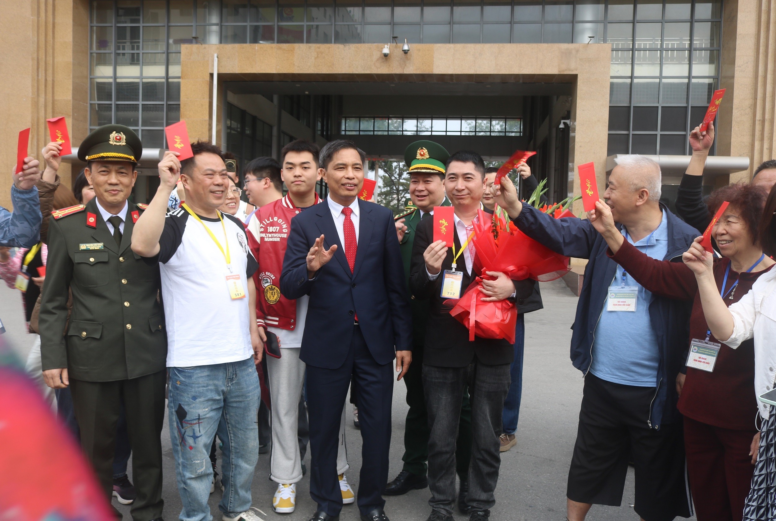6-du-khach-2-1771844622 6-du-khach-2-1771844622.jpg
