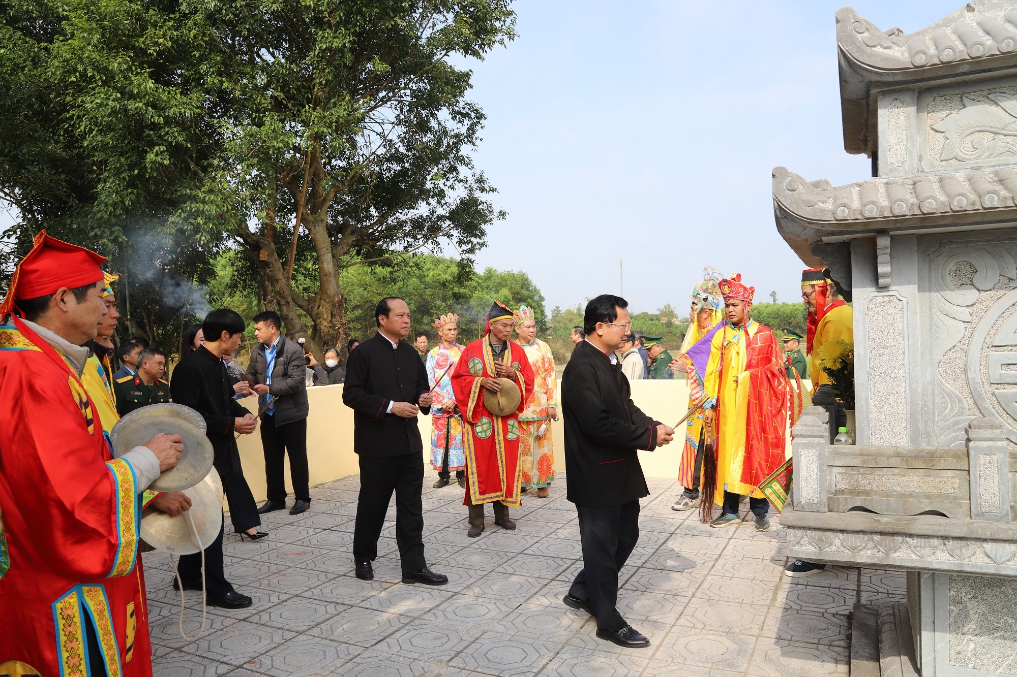 8-dang-huong-tai-mieu-1770027180 8-dang-huong-tai-mieu-1770027180.jpg