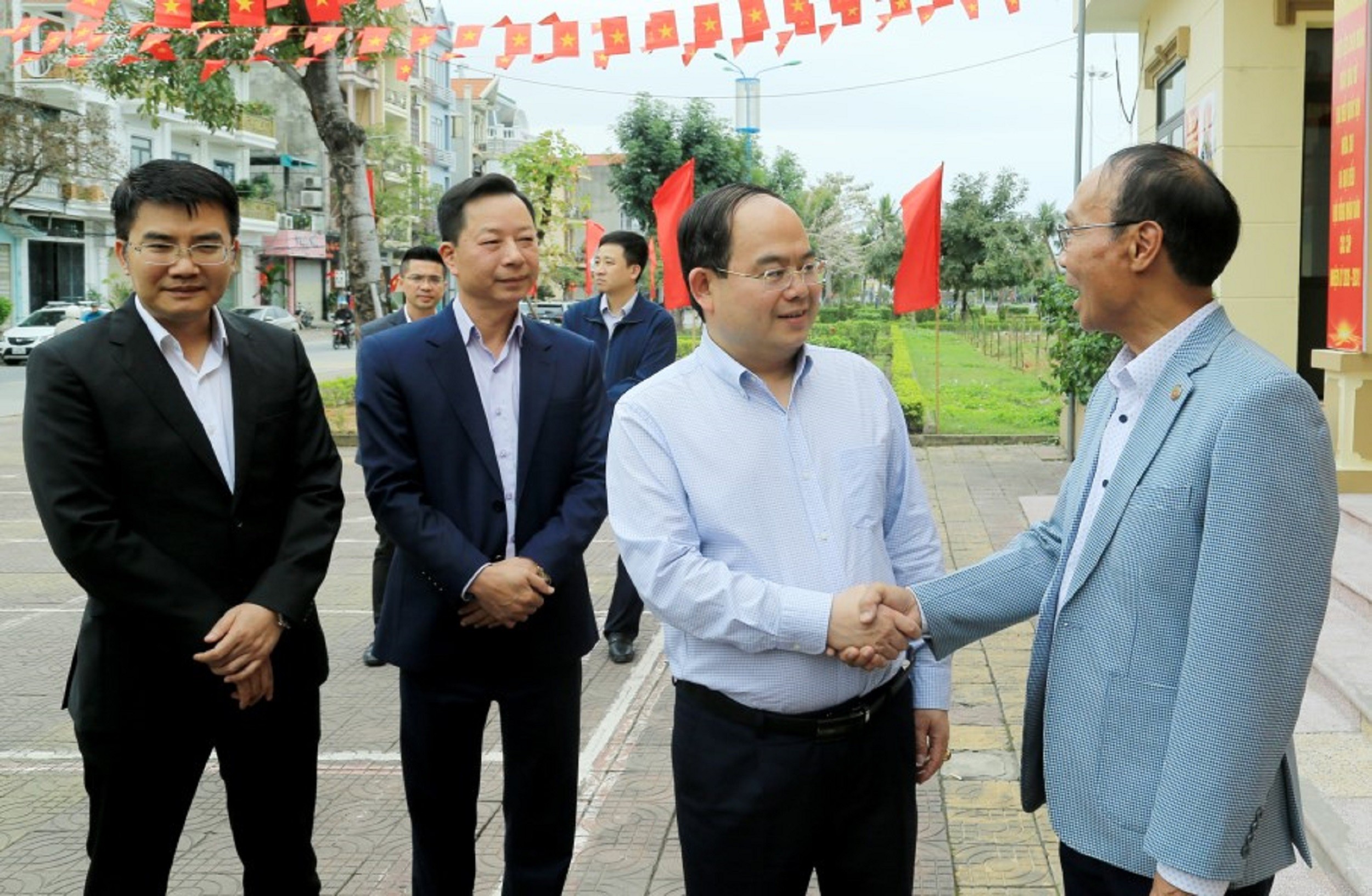 bi-thu-tinh-uy-tro-chuyen-voi-nhan-dan-khu-pho-cam-trung-6b-ii-1773135156 bi-thu-tinh-uy-tro-chuyen-voi-nhan-dan-khu-pho-cam-trung-6b-ii-1773135156.jpg