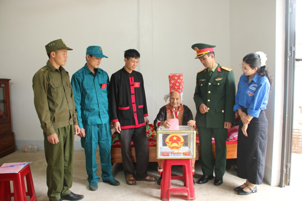 khu-vuc-bo-phieu-so-2-xa-hoanh-mo-dua-hom-phieu-den-nha-cu-tri-tang-nhi-mui-88-tuoi-thon-song-mooc-thuc-hien-quyen-bau-cu-cua-cong-dan-1773585218.jpg