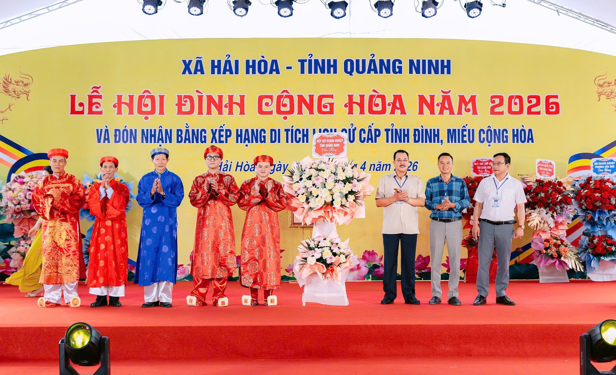 tang-hoa-chuc-mung-1776685908-1 tang-hoa-chuc-mung-1776685908.jpg