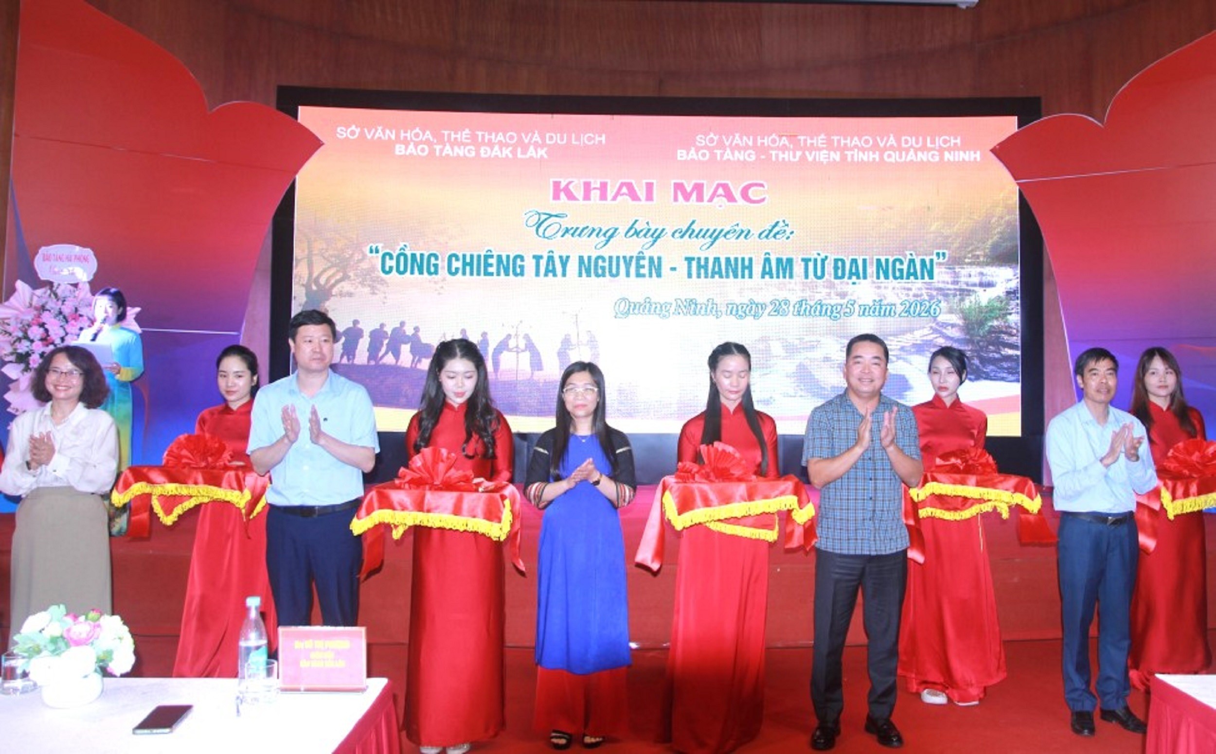 cac-dai-bieu-cat-bang-khai-mac-trien-lam2-1780026772-1 cac-dai-bieu-cat-bang-khai-mac-trien-lam2-1780026772.jpg