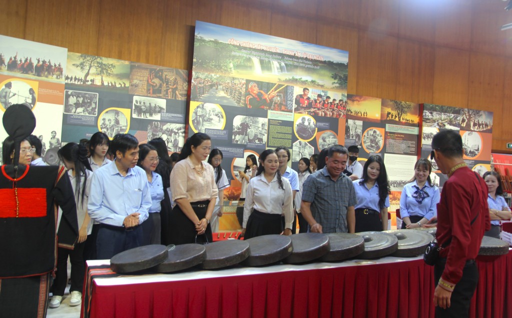 cac-dai-bieu-va-hoc-sinh-phuong-ha-long-tim-hieu-ve-khong-gian-van-hoa-cong-chieng-tay-nguyen-1780027415 cac-dai-bieu-va-hoc-sinh-phuong-ha-long-tim-hieu-ve-khong-gian-van-hoa-cong-chieng-tay-nguyen-1780027415.jpg