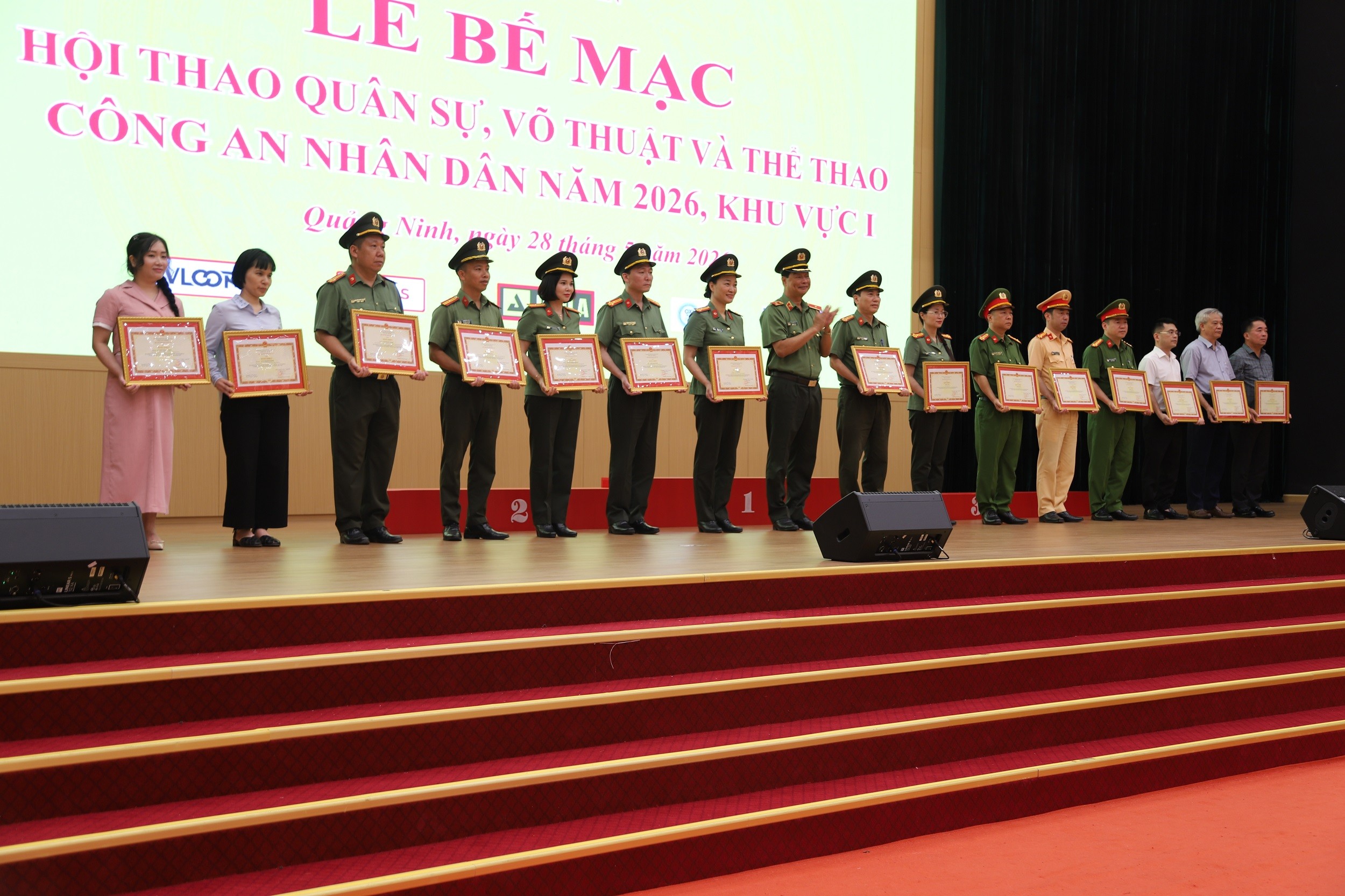 trao-bang-khen-1779981867.jpg