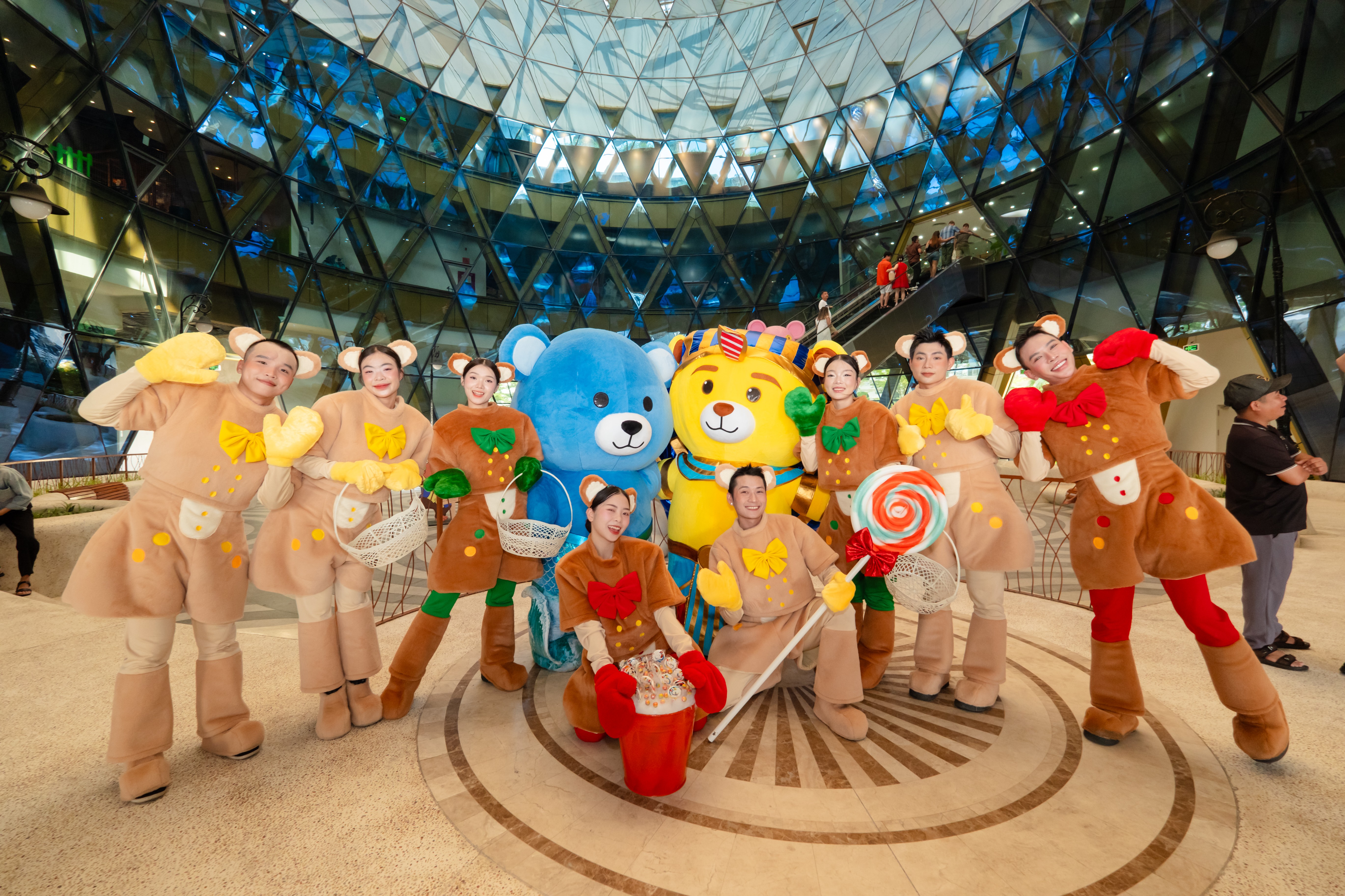 a6-show-bieu-dien-gau-teddy-candy-tai-grand-world-phu-quoc-tro-thanh-hien-tuong-mang-xa-hoi-1782115441 a6-show-bieu-dien-gau-teddy-candy-tai-grand-world-phu-quoc-tro-thanh-hien-tuong-mang-xa-hoi-1782115441.JPG