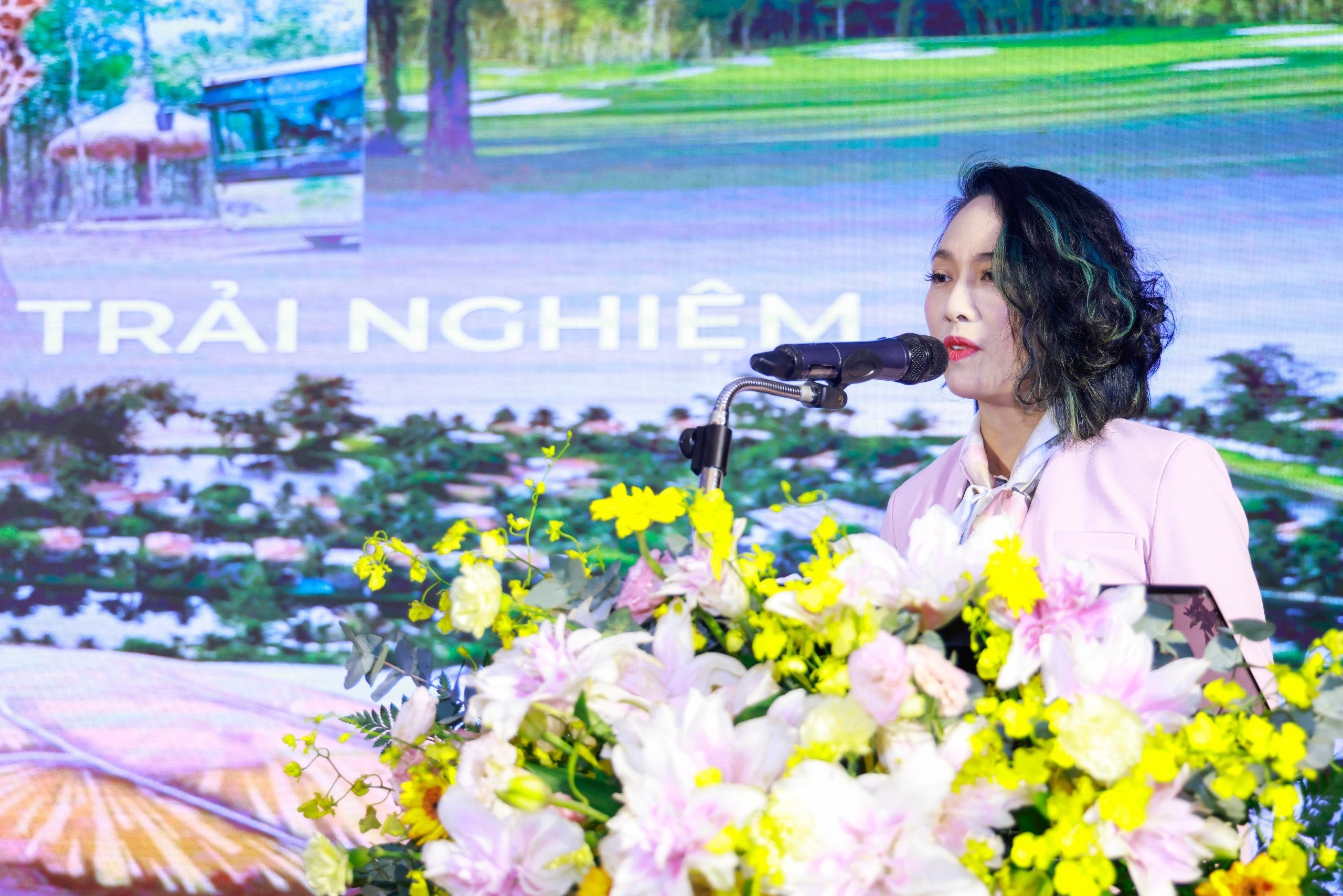 ba-nguyen-thu-phuong-giam-doc-chuoi-khach-san-vinpearl-tap-doan-vingroup-tham-luan-tai-hoi-thao-anh-quang-vinh-1782460823 ba-nguyen-thu-phuong-giam-doc-chuoi-khach-san-vinpearl-tap-doan-vingroup-tham-luan-tai-hoi-thao-anh-quang-vinh-1782460823.jpg