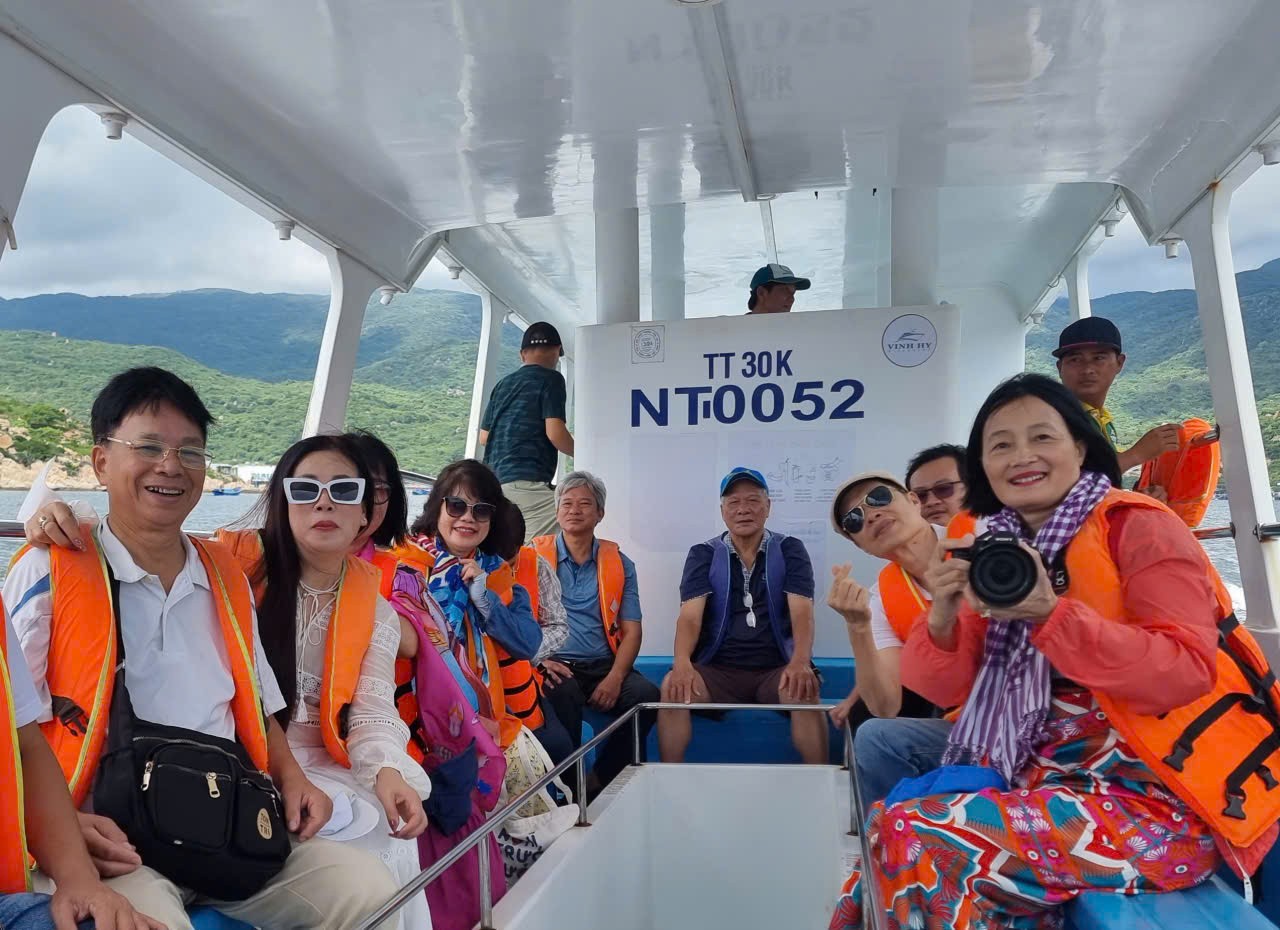 doan-van-nghe-si-quang-ninh-den-thuc-te-sang-tac-tai-1780099704 doan-van-nghe-si-quang-ninh-den-thuc-te-sang-tac-tai-1780099704.jpg