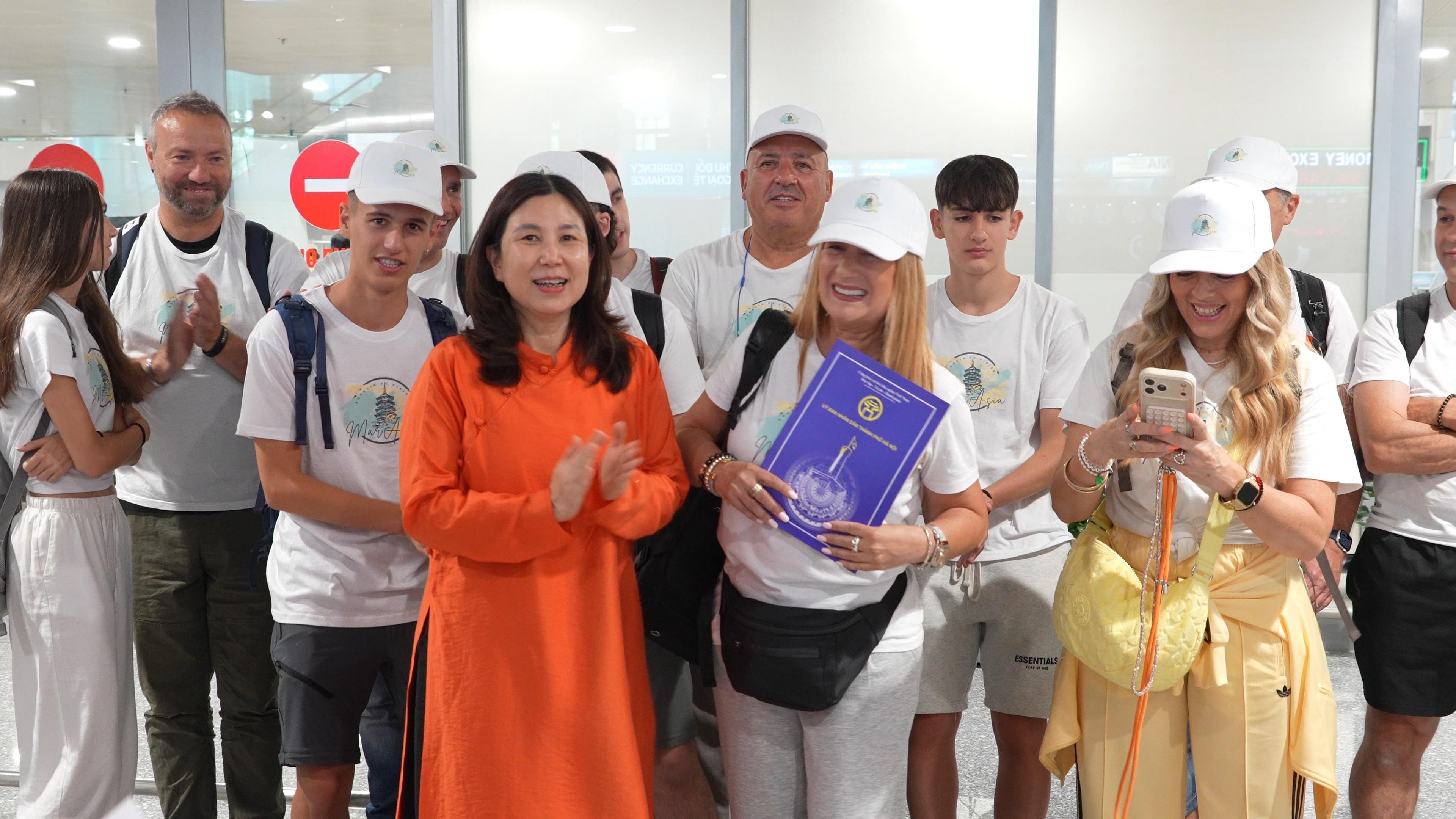 khach-giang-1783440465 khach-giang-1783440465.jpg