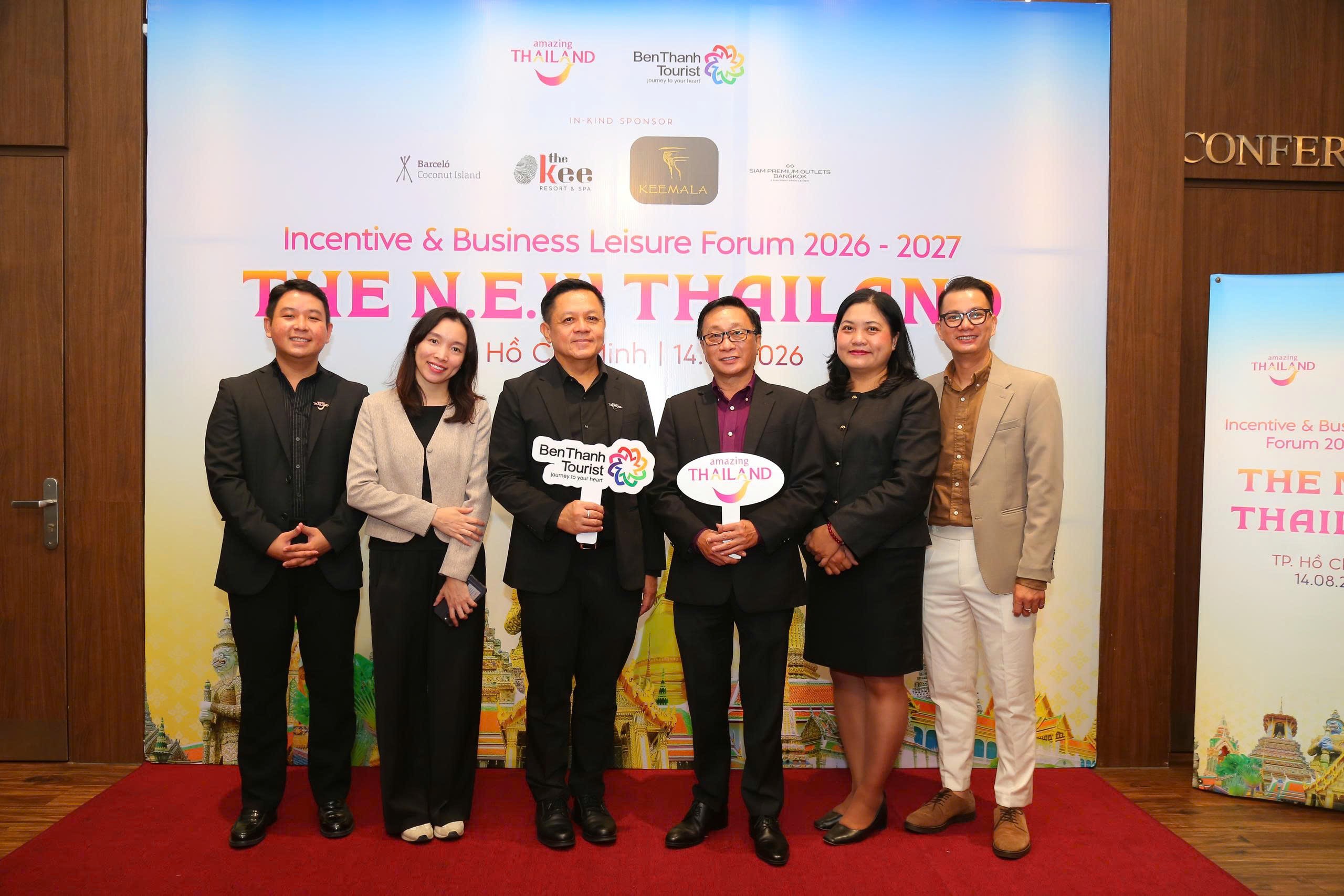 h01-cac-dai-dien-benthanh-tourist-va-tat-chup-anh-giao-luu-tai-su-kien-1786717127 h01-cac-dai-dien-benthanh-tourist-va-tat-chup-anh-giao-luu-tai-su-kien-1786717127.jpg
