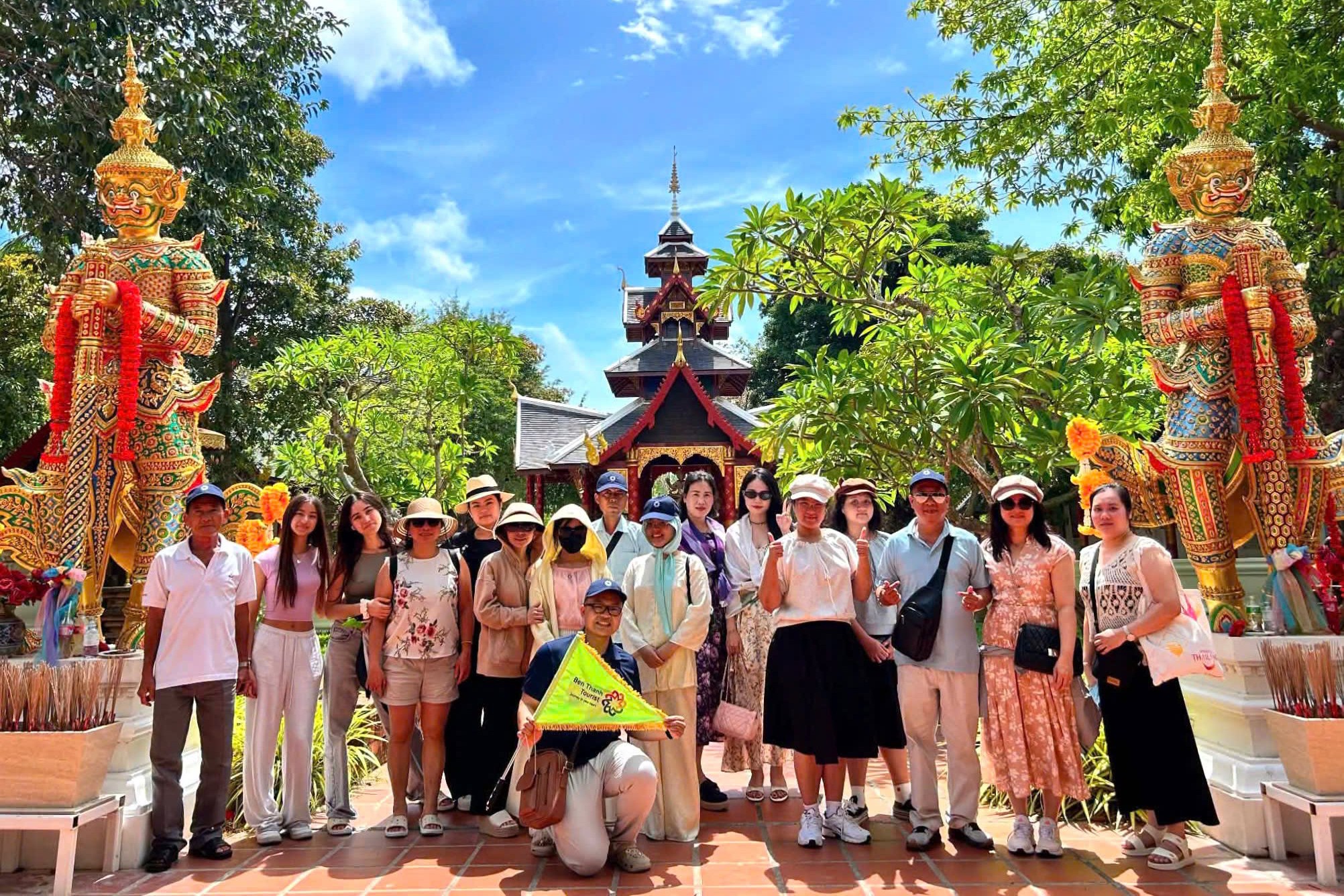 h10-doan-khach-benthanh-tourist-tai-thaithani-cultural-village-1786717406-1 h10-doan-khach-benthanh-tourist-tai-thaithani-cultural-village-1786717406.jpg