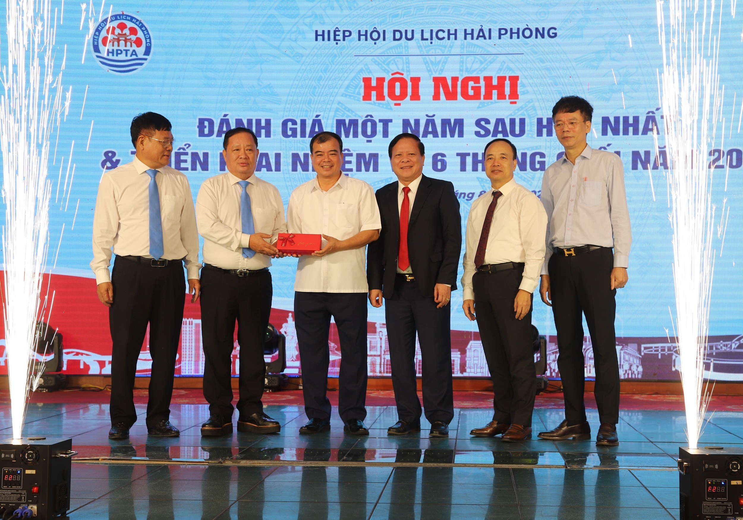 tang-qua-pct-thanh-pho-1786886958 tang-qua-pct-thanh-pho-1786886958.jpg